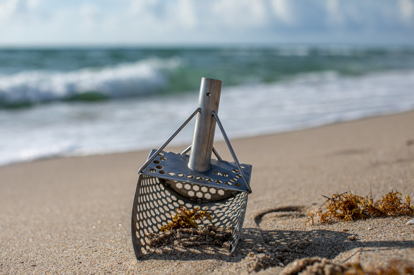 How to Choose the Right Sand Scoop for Beach Metal Detecting