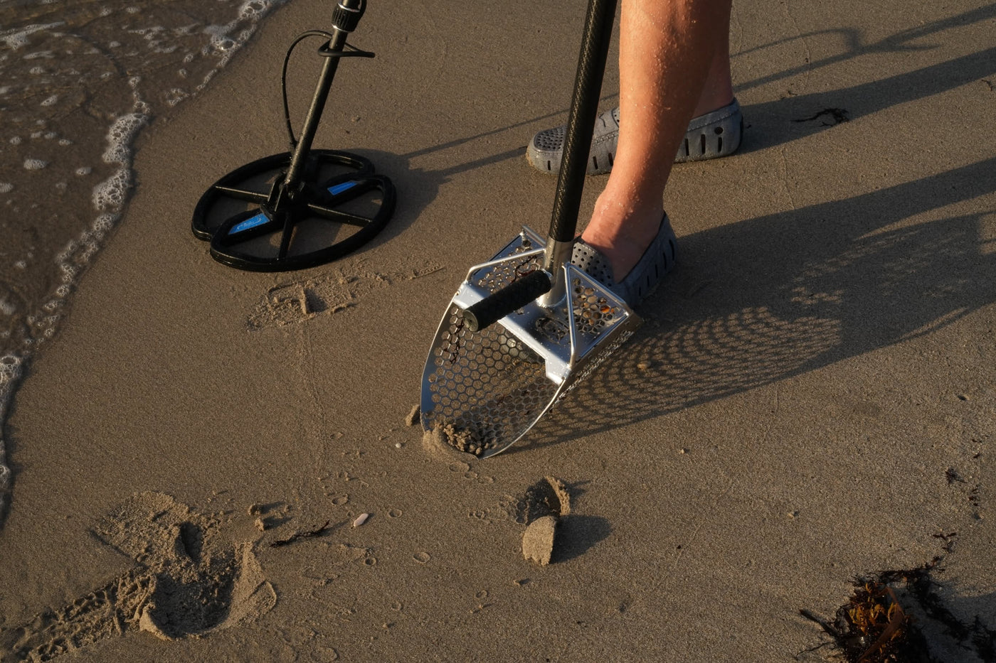 Best Metal Detector Sand Scoop: How to Choose the Right Scoop for Beach Hunting